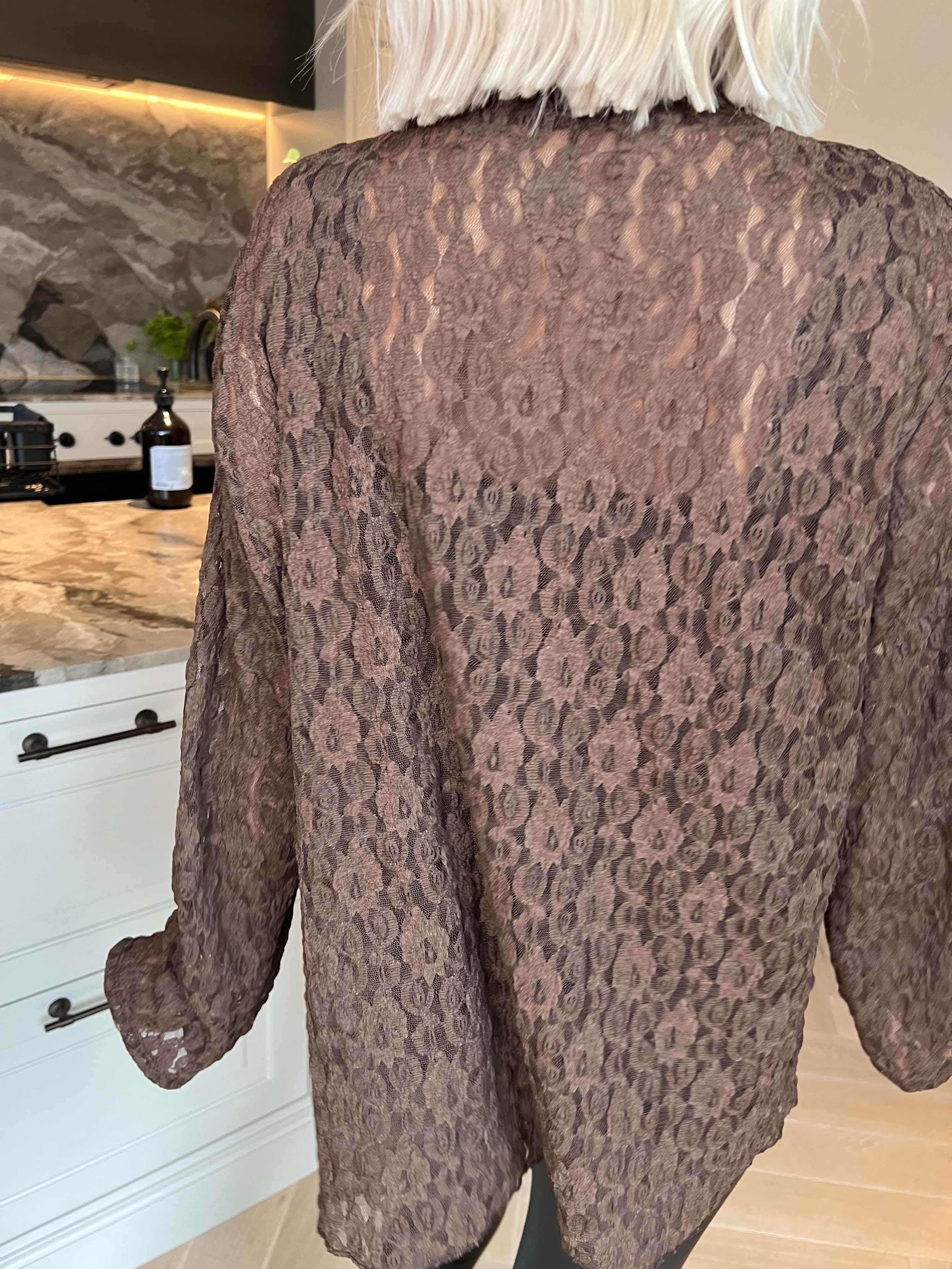 Yuri - Feminin, semitransparent blondecardigan i en blød viskoseblanding